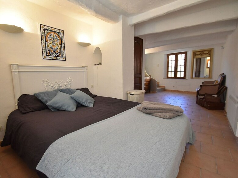 Charming Villa In Meounes-les-montrieux With Jacuzzi