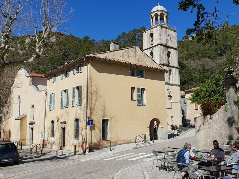 Charming Villa In Meounes-les-montrieux With Jacuzzi