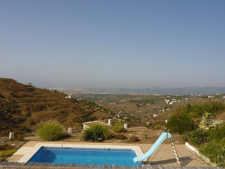 Delightful Villa In Algarrobo With Beach Near