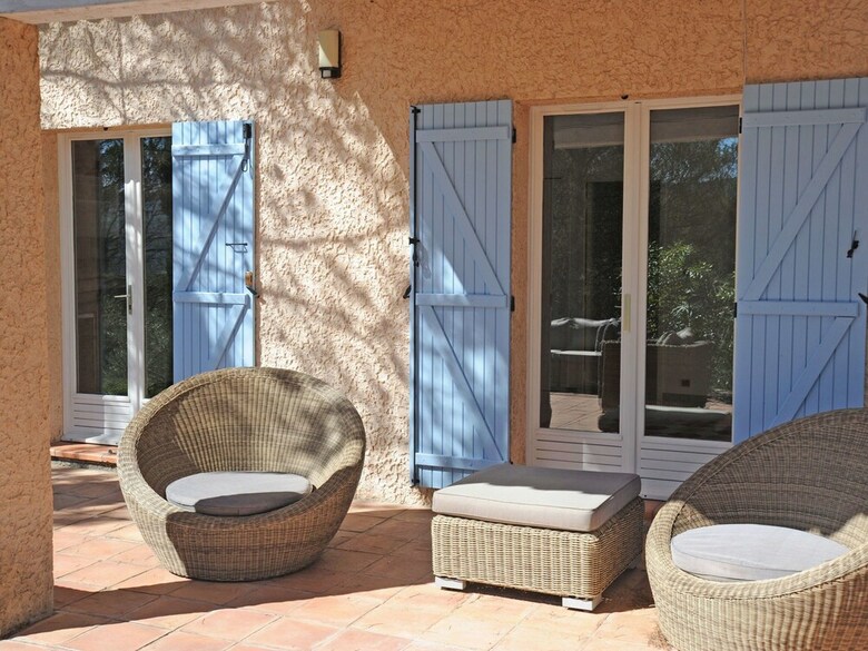 Idyllic Villa In Esparron-de-verdon With Barbecue