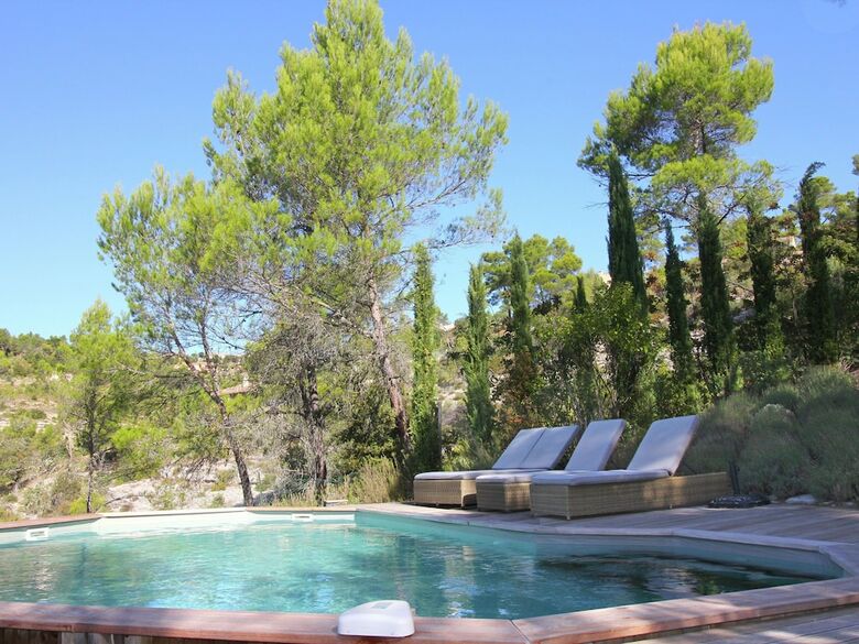 Idyllic Villa In Esparron-de-verdon With Barbecue