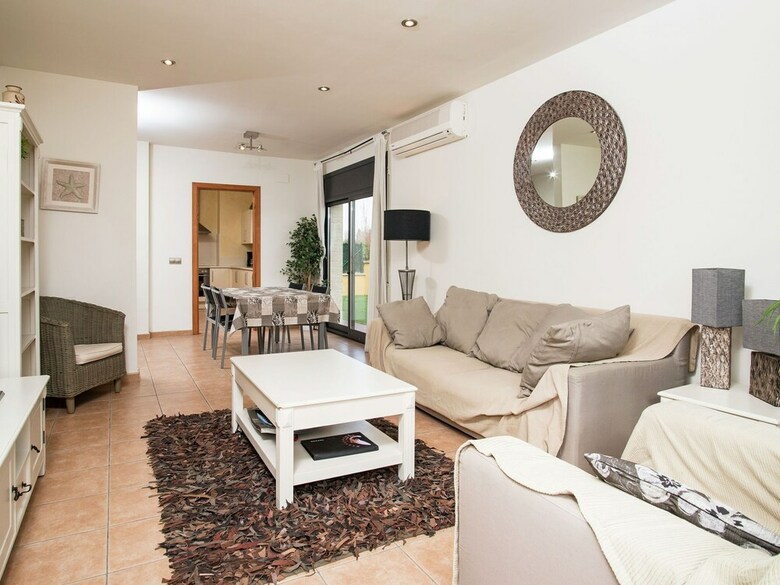 Cozy Holiday Home In Urbanitzaci� Bon Relax With Pool