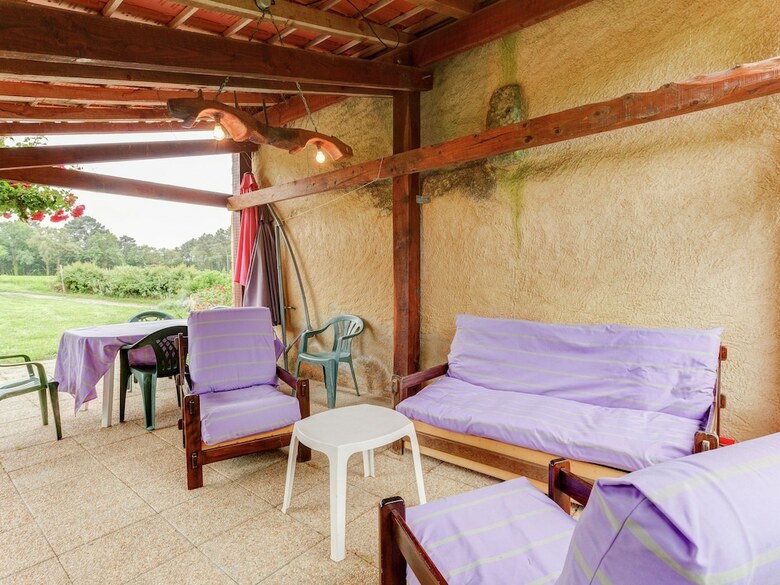 Serene Holiday Home In Besse With Swimming Pool