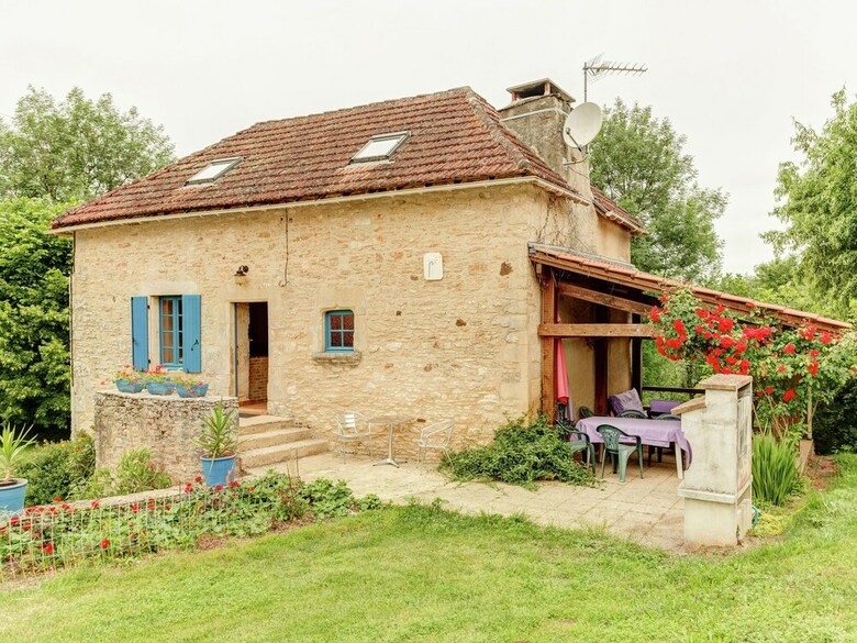 Serene Holiday Home In Besse With Swimming Pool