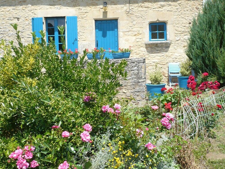 Serene Holiday Home In Besse With Swimming Pool