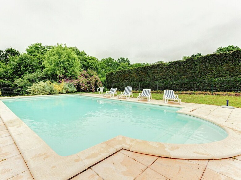 Serene Holiday Home In Besse With Swimming Pool