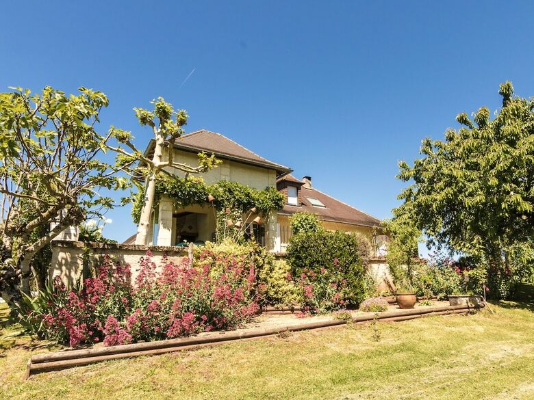 Cozy Villa In Saint-bonnet-la-rivi�re With Swimming Pool