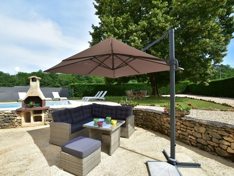 Cozy Holiday Home In Saint-l�on-sur-v�z�re With Pool