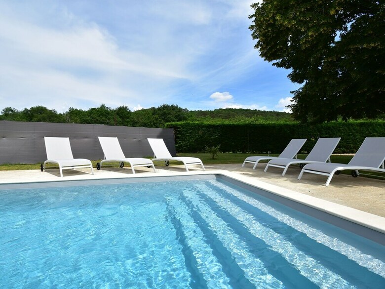 Cozy Holiday Home In Saint-l�on-sur-v�z�re With Pool
