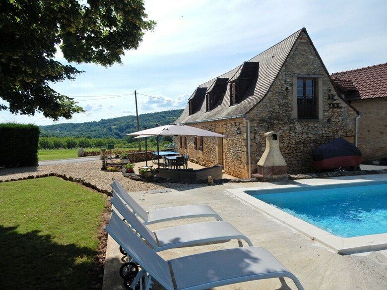 Cozy Holiday Home In Saint-l�on-sur-v�z�re With Pool