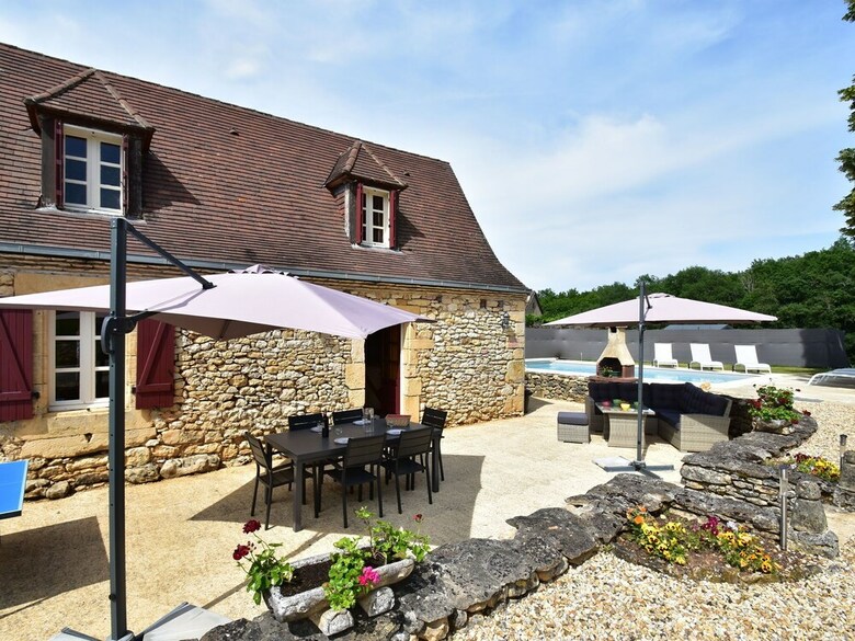 Cozy Holiday Home In Saint-l�on-sur-v�z�re With Pool