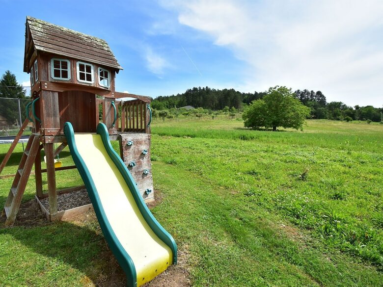 Cozy Holiday Home In Saint-l�on-sur-v�z�re With Pool