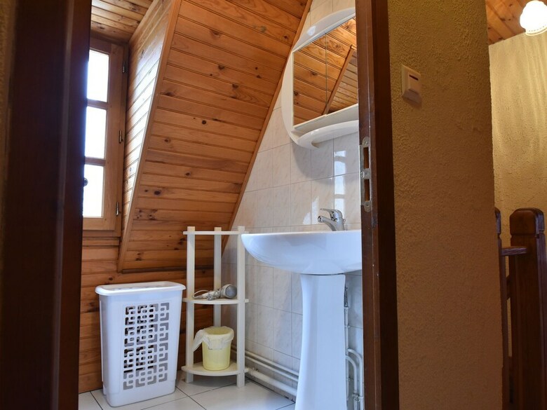 Cozy Holiday Home In Saint-l�on-sur-v�z�re With Pool