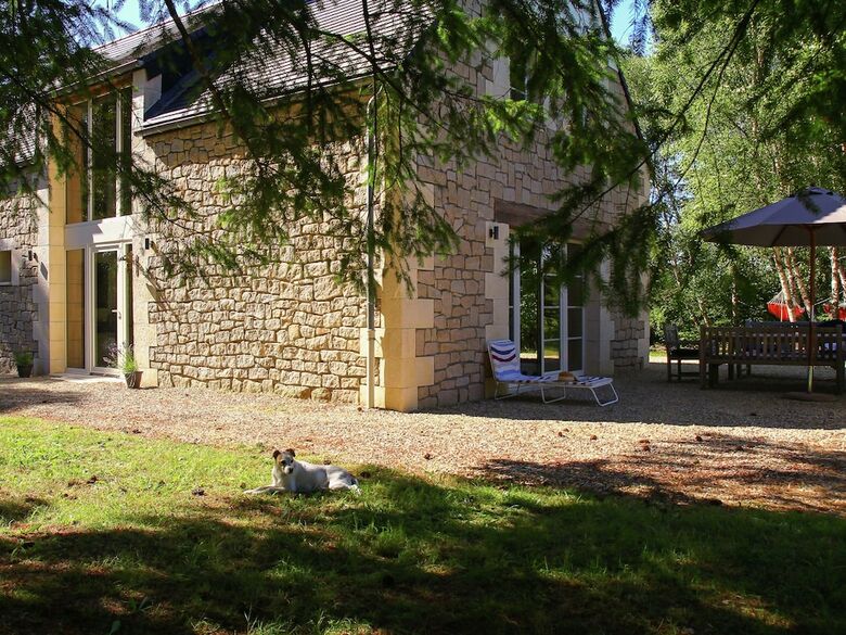 Wonderfully Spacious Holiday Home With Above Ground Swimming Pool