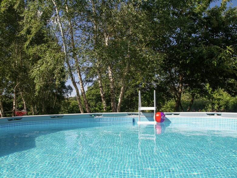Wonderfully Spacious Holiday Home With Above Ground Swimming Pool