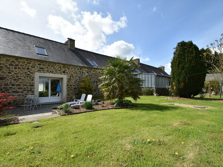 Pretty Cottage In La Chapelle-neuve Brittany With Jacuzzi