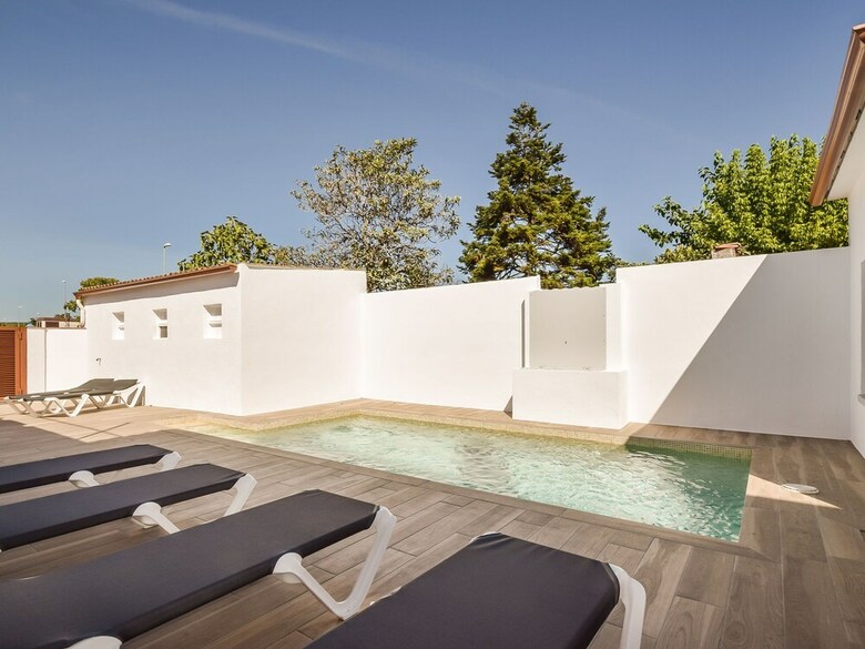 Authentic, Modern And Wheelchair Friendly Holiday Home With Private Pool