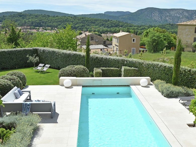 Lavish Villa In Malauc�ne With Private Garden
