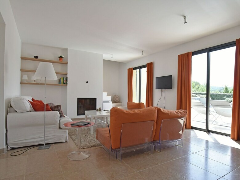 Lavish Villa In Malauc�ne With Private Garden