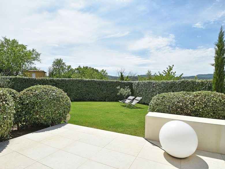 Lavish Villa In Malauc�ne With Private Garden