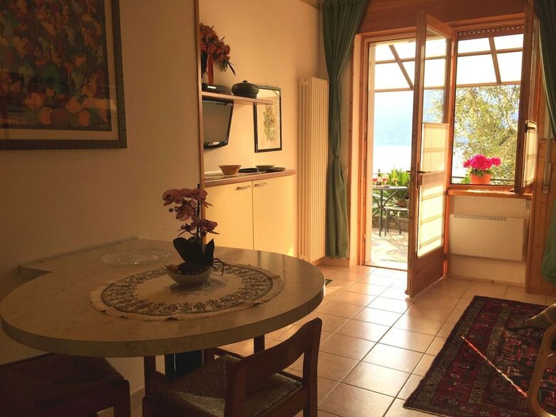 Modern Apartment In Brenzone With Terrace