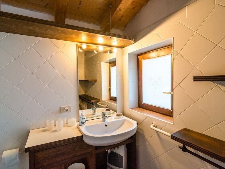 Authentic Rural House, 200 Mt Form The Parking