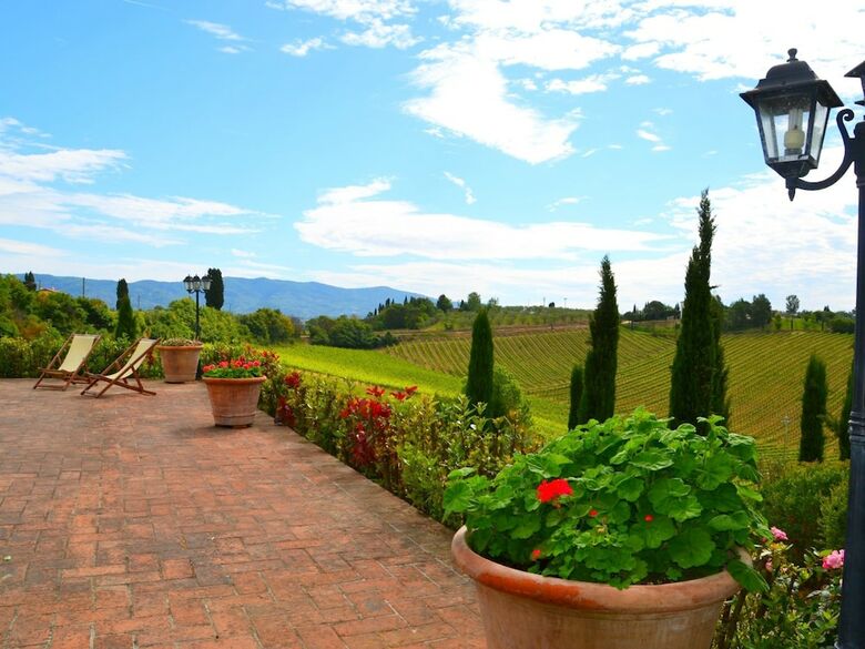 Serene Holiday Home In Stabbia With Pool, Bikes & Garden