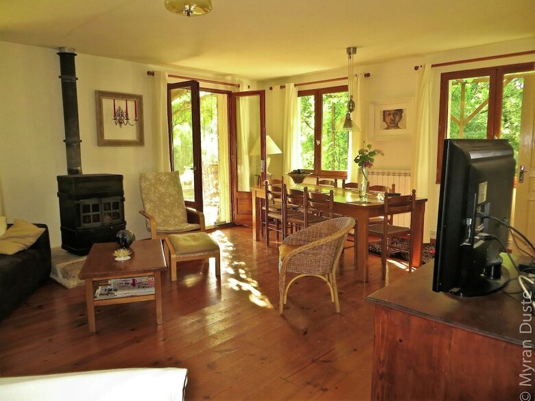 Cosy Holiday Home In Parisot With Swimming Pool