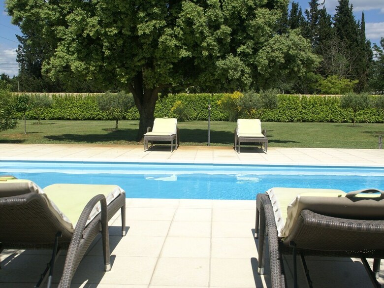 Cozy Villa In Sorgues With Swimming Pool