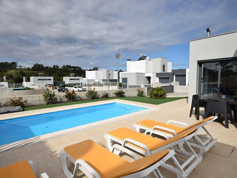 Lavish Villa In Foz Do Arelho With Private Swimming Pool
