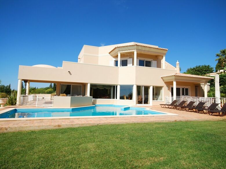 Lavish Villa In Albufeira With Private Swimming Pool