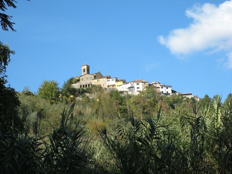 Authentic Colonial Property Set In The Tuscan Hills
