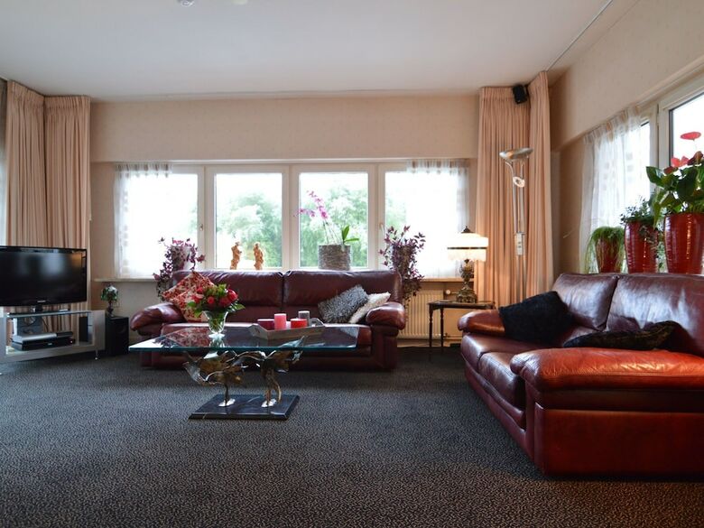 Luxurious Mansion In de Tike With Jacuzzi