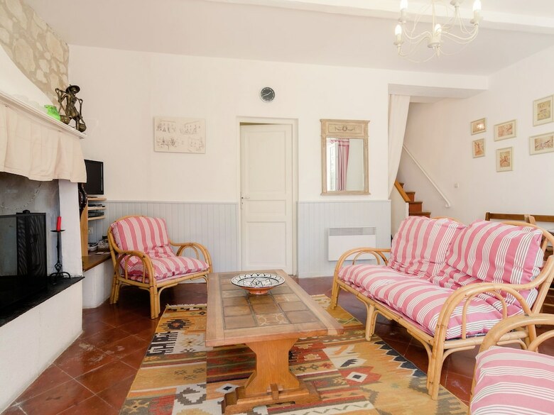 Welcoming Villa With Private Garden In Bages