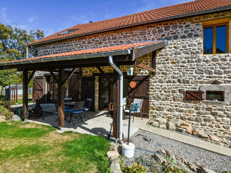Spacious Holiday Home Near Lake In Le Quartier