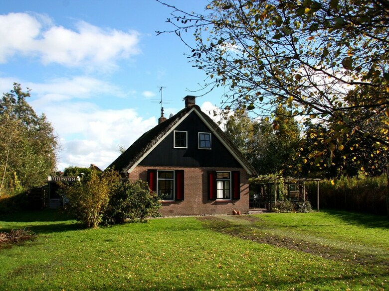 Peaceful Holiday Home In Ossenzijl With Garden