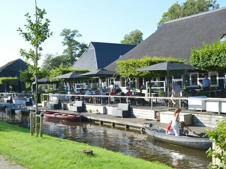 Peaceful Holiday Home In Ossenzijl With Garden