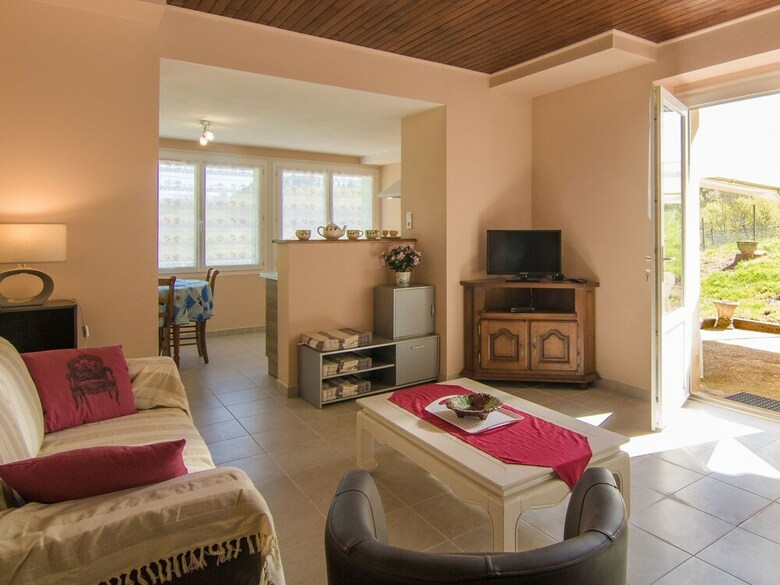 Cosy Holiday Home With All Modern Comforts, Set On A Hill With Nice Views
