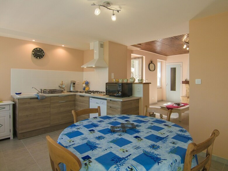 Cosy Holiday Home With All Modern Comforts, Set On A Hill With Nice Views