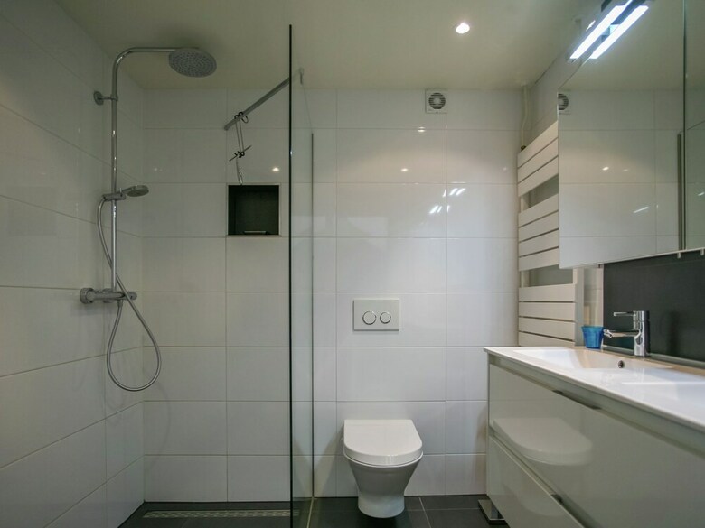 Spacious And Comfortable Holiday Home In Modernised Drive-in House
