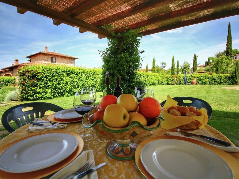 Luxurious Cottage In Lucignano With Pool