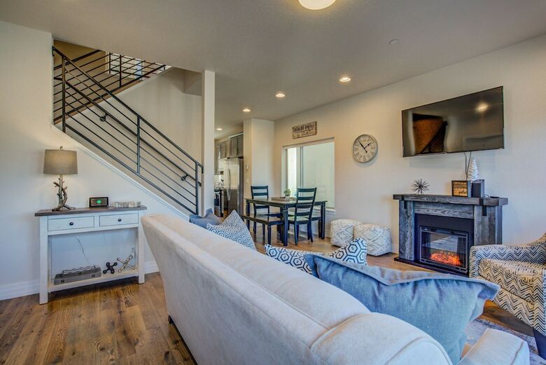 Downtown Skyline Rooftop Patio Modern Townhome