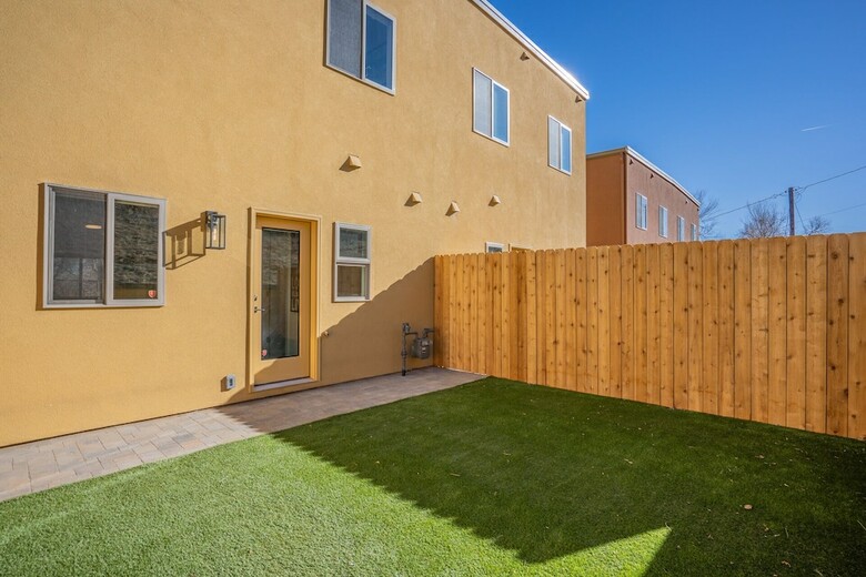 Downtown Skyline Rooftop Patio Modern Townhome