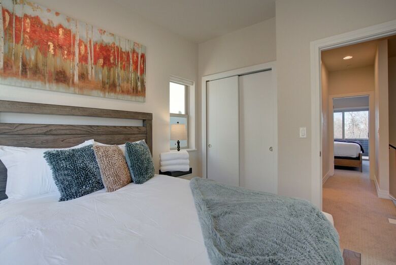 Downtown Skyline Rooftop Patio Modern Townhome