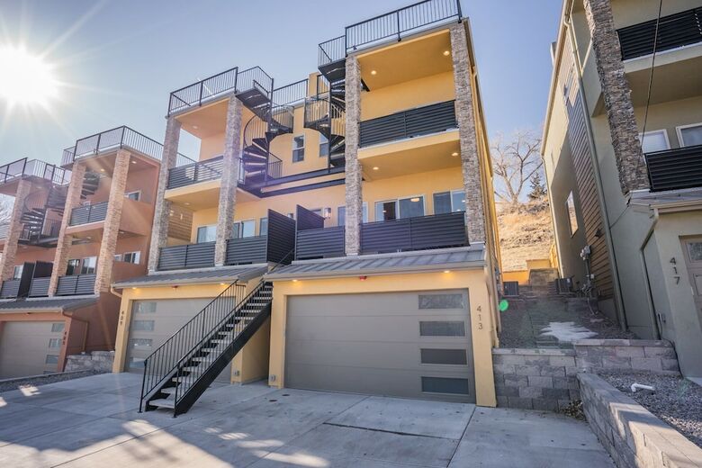 Downtown Skyline Rooftop Patio Modern Townhome