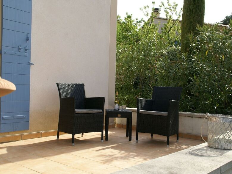 Modern Villa In Saumane-de-vaucluse With Swimming Pool