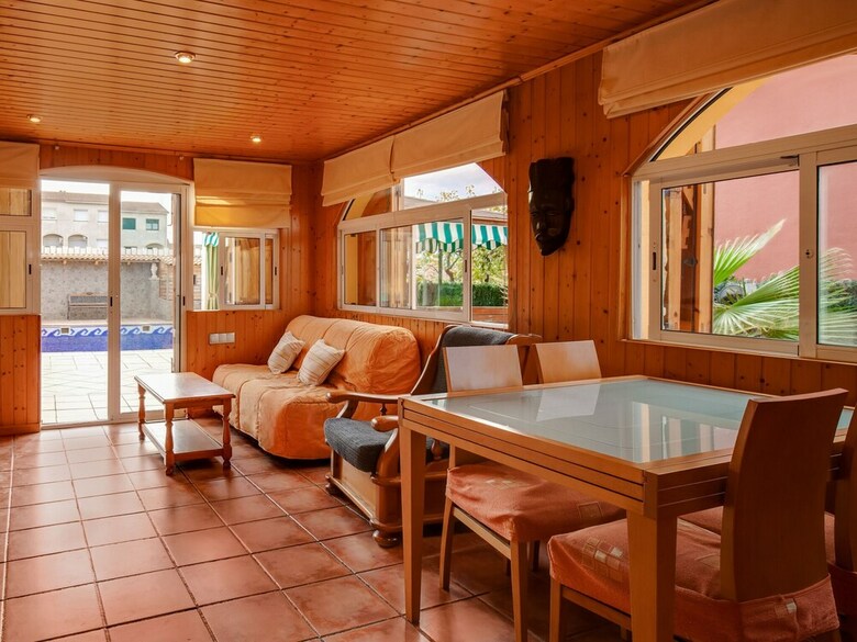 Luxurious Holiday Home In Vendrell With Swimming Pool