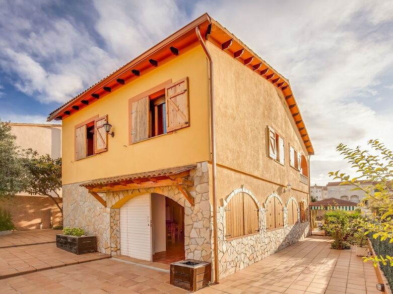 Luxurious Holiday Home In Vendrell With Swimming Pool