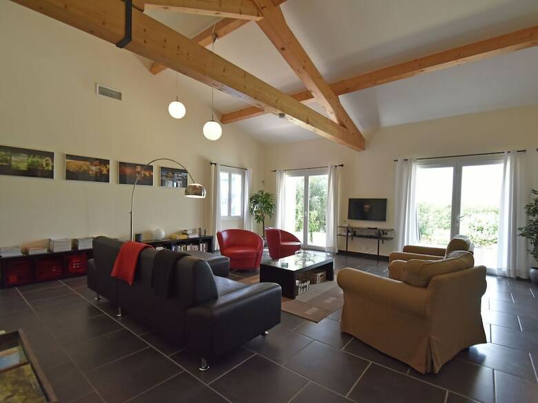 Charming Villa In Escales With Jacuzzi