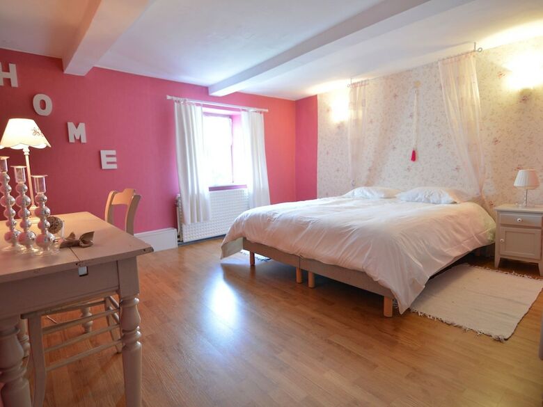 Charming Cottage, Tastefully Presented And Located In The Meuse Valley